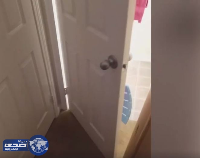 بالفيديو.. رد فعل صادم لطفلة فتحت والدتها عليها باب الحمام