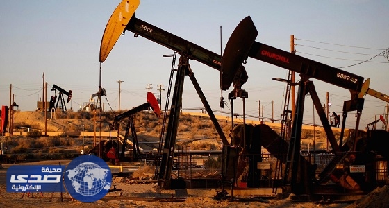 النفط يتراجع وسط مؤشرات على استقرار انتاج المنتجين