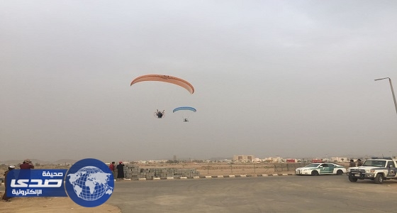 بالصور.. الطيران الشراعي يختتم استعراضه في العقيق بعدة حركات بهلوانية