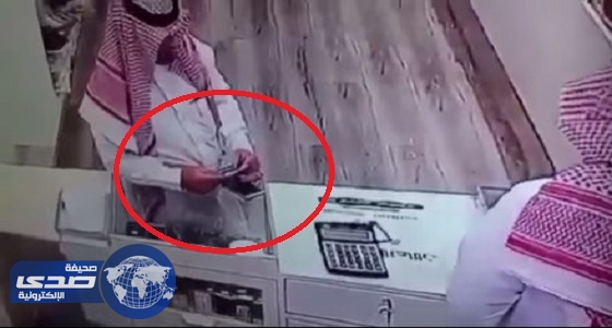 بالفيديو.. رصد عملية سرقة في محل جوالات بالبدائع