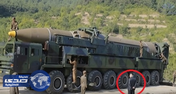 بالفيديو.. زعيم كوريا الشمالية يدخن قرب صاروخ باليستي