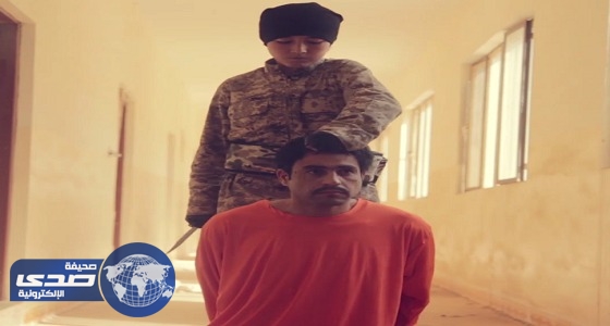 بالصور.. أطفال «داعش» ينفذون الإعدام ذبحا في 4 رجال