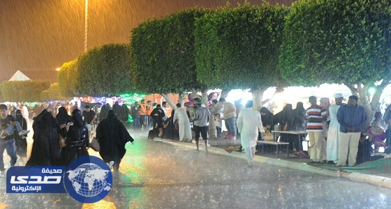 الأمطار تُضاعف بهجة زوار مهرجان أبها للتسوق