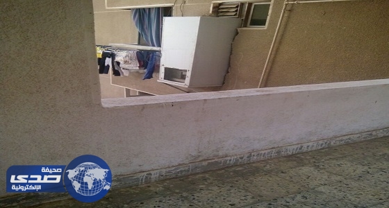 مصري يخرج الثلاجة من الحائط لاستغلال مساحة شقته