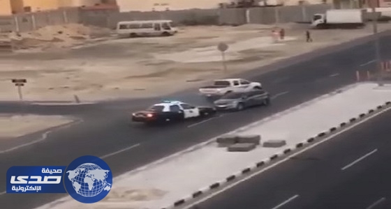 بالفيديو.. مغردون يحتفون بصاحب مركبة ساعد الشرطة في إيقاف سيارة مخالفة