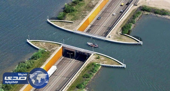 بالصور.. أغرب جسر في هولندا يسمح بمرور السفن والسيارات