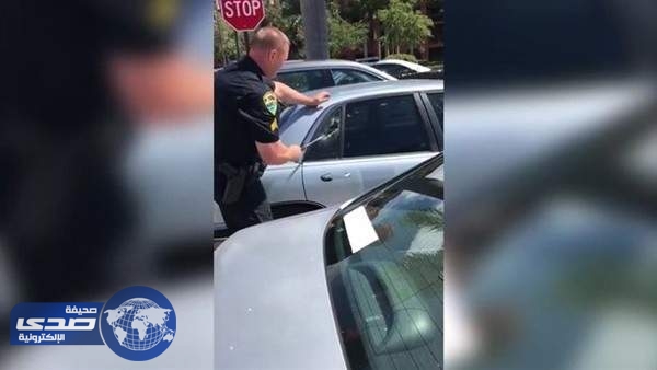 بالفيديو.. شرطي يكسر زجاج سيارة لينقذ حياة كلب