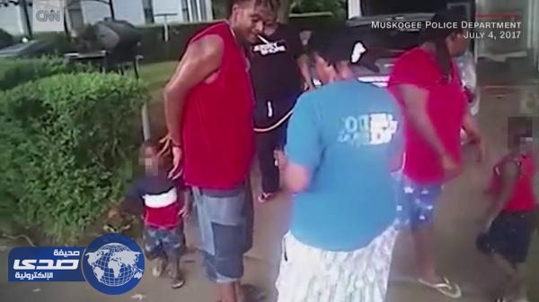 بالفيديو.. شاب يتقدم للزواج من حبيبته أثناء اعتقاله