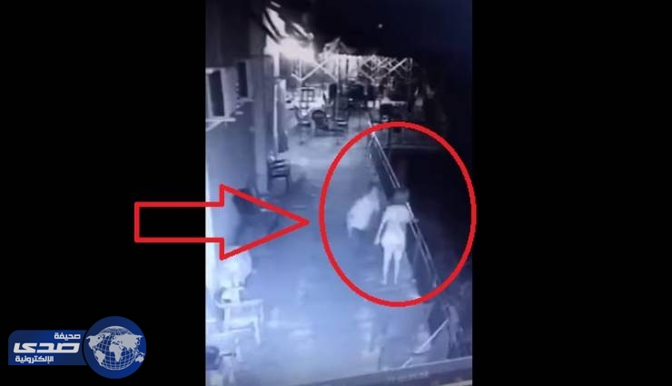 بالفيديو.. رجل يٌلقي بزوجته من الشرفة لعقابها