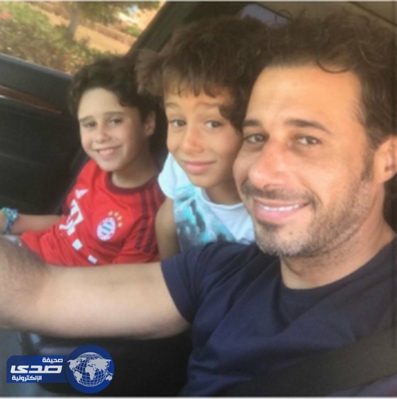 سيلفي أحمد السعدني مع أطفاله..