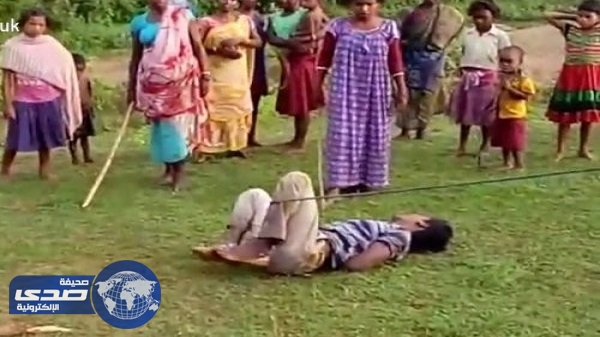 بالفيديو.. سيدات يضربن هندي لأغتصابه فتاة عقب اختطافها