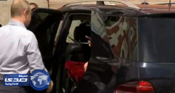 الكرملين يكشف هوية راكبة مجهولة في سيارة بوتين