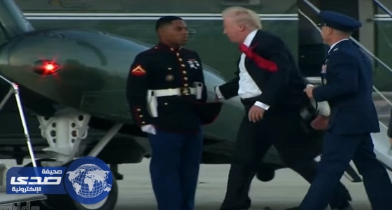بالفيديو.. الرئيس الأمريكي يتعرض لموقف محرج أثناء محاولته مساعدة جندي في إرتداء قبعته