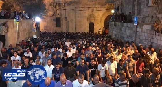 عشرات الآلاف من الفلسطينيين يؤدون صلاة العشاء في المسجد الأقصى