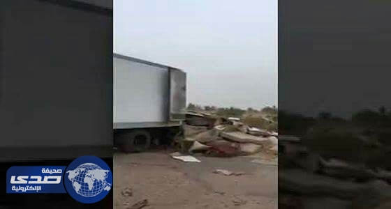بالفيديو.. سيارة ترمي مخلفات في وادي نجران ومواطن يصورها