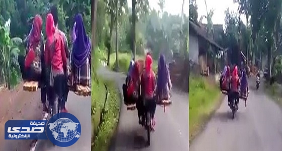 بالفيديو.. رجل يحمل أكثر من فتاة على دراجته بطريقة مٌثيرة