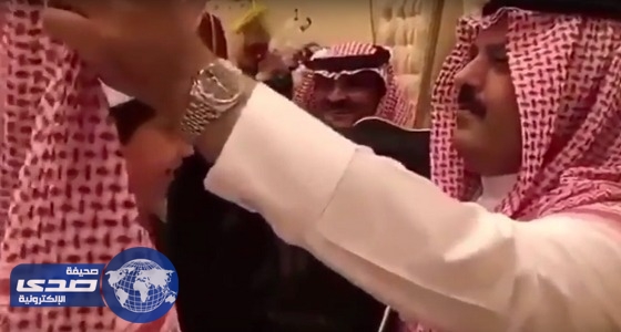 بالفيديو.. أمير حائل يُلبس طفلاً شماغه وعقاله في حفل زفاف