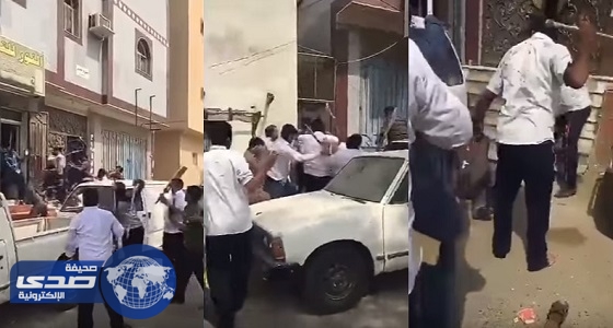 شرطة مكة توقف آسيويين اشتبكوا في مضاربة دامية بالعصي ” فيديو “