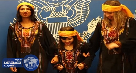 بالفيديو.. فتاتان أمريكيتان ترتديان الزي السعودي وترقصان &#8221; الخطوة &#8220;