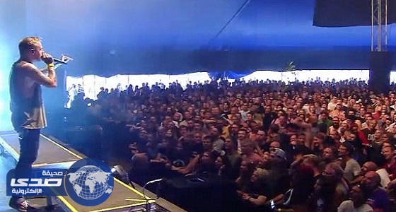 بالفيديو.. مٌطرب يوقف حفلته ويغضب على متحرش بإمرأة