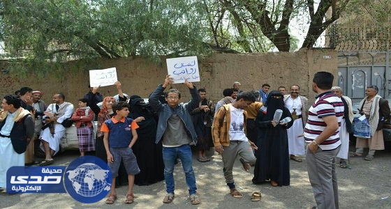 الحوثي تختطف أطفال وتعتدي على النساء المشاركات في وقفة أمام البرلمان بصنعاء