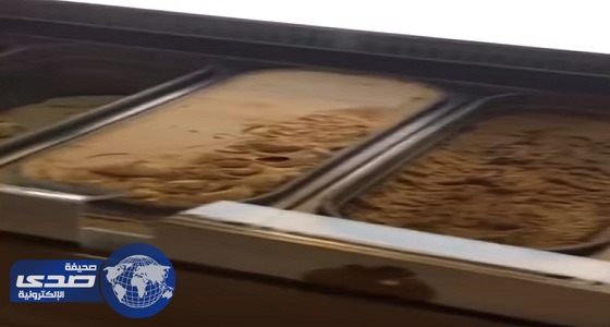 بالفيديو.. حشرات في ثلاجة آيس كريم بالأحساء