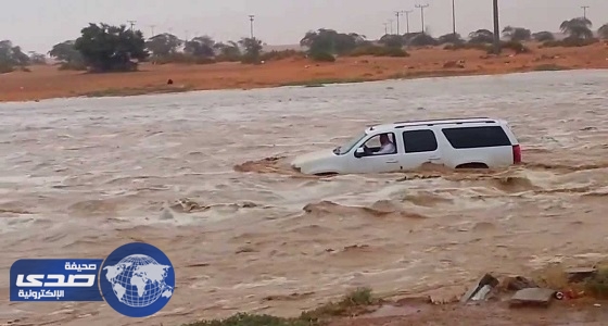 بالفيديو.. تهور قائدي المركبات أمام مياه السيول