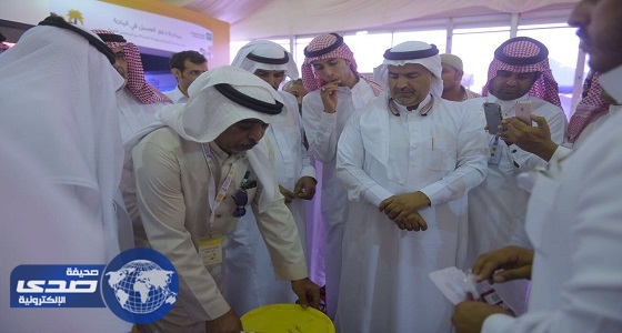 بالصور.. مزاد علني للعسل بمهرجان الباحة