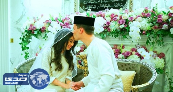 بالصور.. لاعب كرة قدم سابق يُعلن إسلامه ويتزوج أميرة