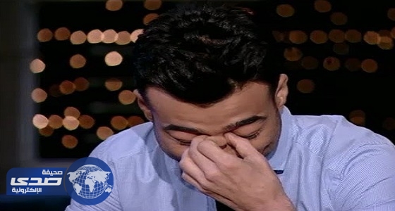 بالفيديو.. فنان مصري ينهمر في البكاء أثناء حديثه عن والدته الراحلة