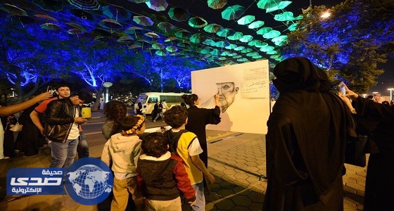 أصغر سعودية حاصلة على الأوسكار تخطف أنظار مرتادي شارع الفن