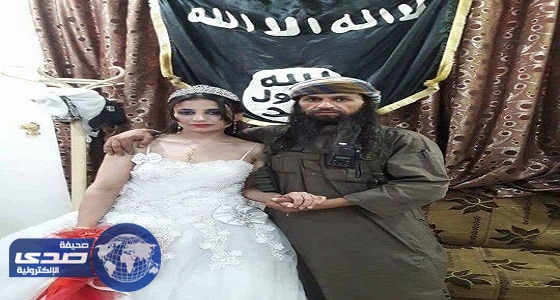 بالصور.. داعشي يعرض مفاتن زوجته ليلة الزفاف