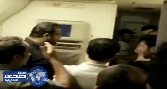 بالفيديو.. رد فعل صادم من مسافرين لتأخر إقلاع طائرة &#8221; السعودية &#8221; 5 ساعات