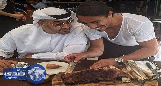 ولي عهد أبوظبي يتناول اللحم بمطعم الطاهي التركي الشهير بـ &#8221; رشة ملح &#8220;
