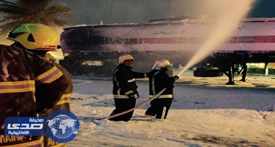 بالصور.. مدني يبنع يسيطر على حريق ناقلة وقود في طريق الملك عبدالعزيز