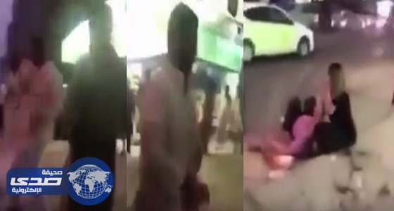 بالفيديو.. فتاة تفقد الوعي في الشارع بعد اعتداء شاب عليها
