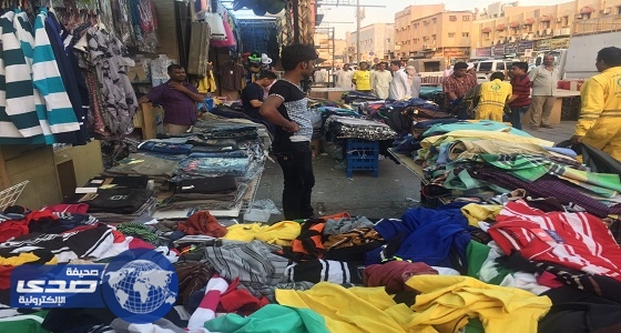 بالصور.. مصادرة 72 بسطة ملابس في حملة على مواقع للباعة الجائلين بالرياض