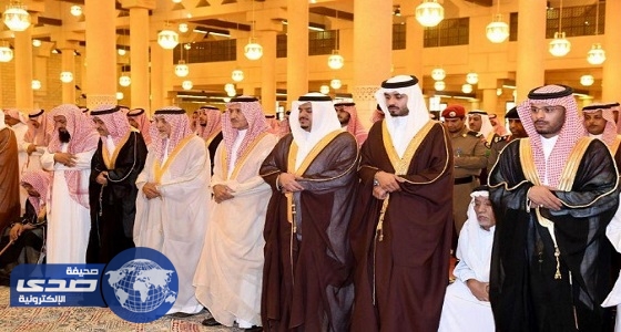 ⁠⁠⁠⁠⁠أمير الرياض بالنيابة يؤدي صلاة الميت على الأمير سلمان بن سعد بن عبدالله