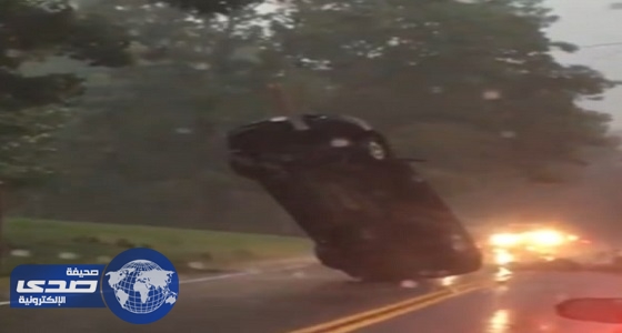 بالفيديو.. تعلُق سيارة في الهواء بطريقة غريبة