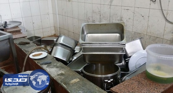 بالصور.. ⁠⁠⁠⁠⁠بلدية العزيزية بمكة تغلق مطبخاً مخالفاً