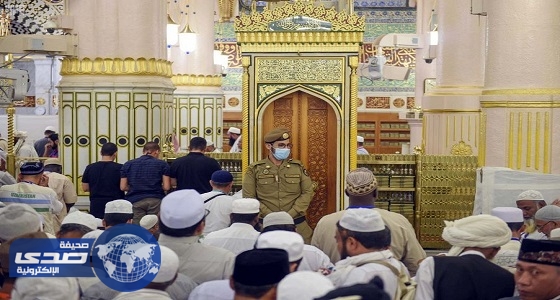 بالصور.. جهود أمن المسجد النبوي في تنظيم الحشود بالروضة والمواجهة الشريفة