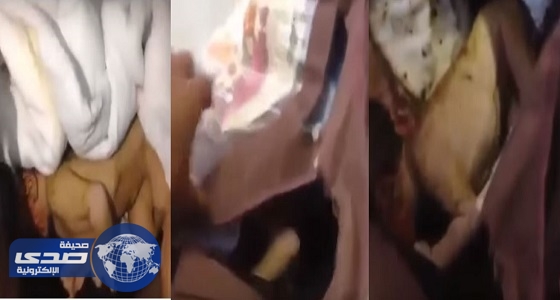 بالفيديو.. مواطنون يعثرون على طفل &#8221; لقيط &#8221; داخل حقيبة