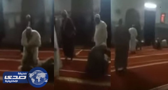 بالفيديو.. مضاربة عنيفة بين مصلين داخل مسجد