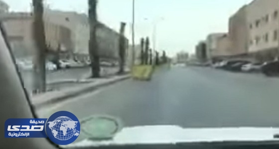 أمانة الرياض تتفاعل مع فيديو وجود حاويات قمامة على المسار الأيسر بأحد الشوارع