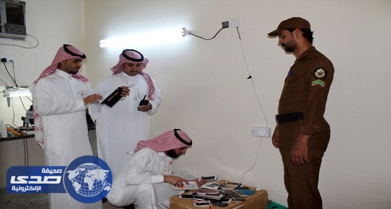 ضبط وافدين يمارسان إصلاح الجوالات في الجوف