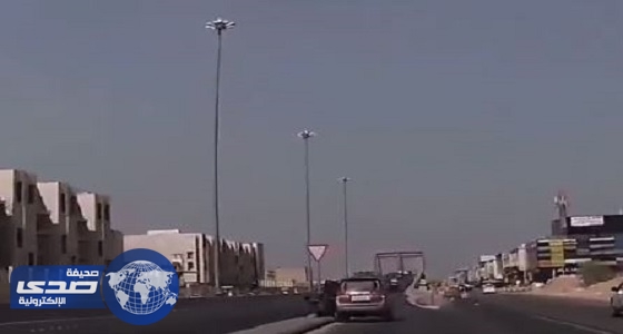 بالفيديو.. مركبة لـ&#8221; ساهر &#8221; تعرض المواطنين للخطر بوقوفها في مدخل طريق الإمام سعود