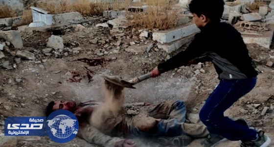 بالصور.. مُمثل سوري مٌلطخ بالدماء وطفل يرمي عليه الرمال