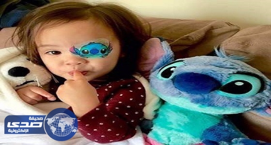 بالصور.. أب يُزين غطاء عين ابنته بشخصيات ديزني