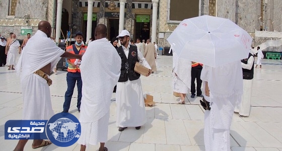 الهلال الأحمر تقدم المظلات والهدايا والنصائح التوعوية لضيوف الرحمن
