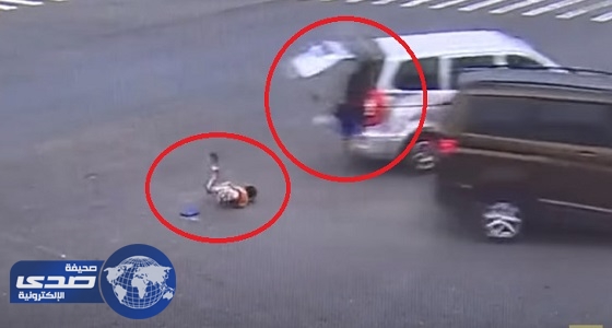 بالفيديو.. سقوط طفلين من الباب الخلفي لمركبة مسرعة